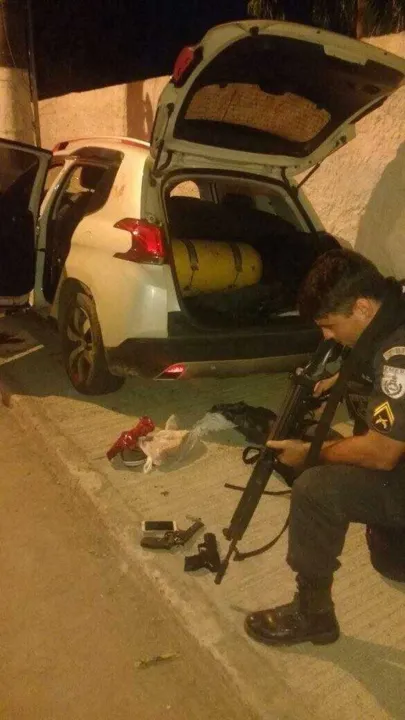 >> PMs apreenderam um revólver e um simulacro de pistola