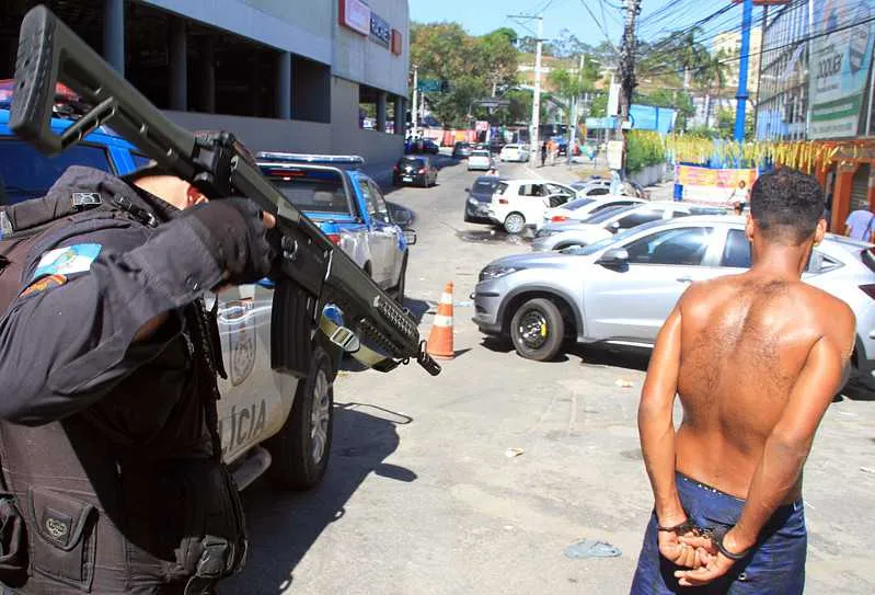 Suspeito estava com drogas e arma