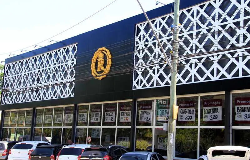
Mercado é atacado a tiros