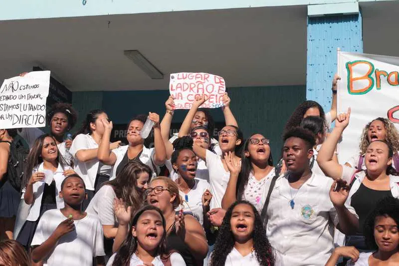 >> Os manifestantes usaram faixas e cartazes para protestarem