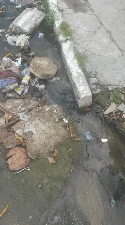 >> Moradores da Rua Guilherme dos Santos sofrem com o mau cheiro