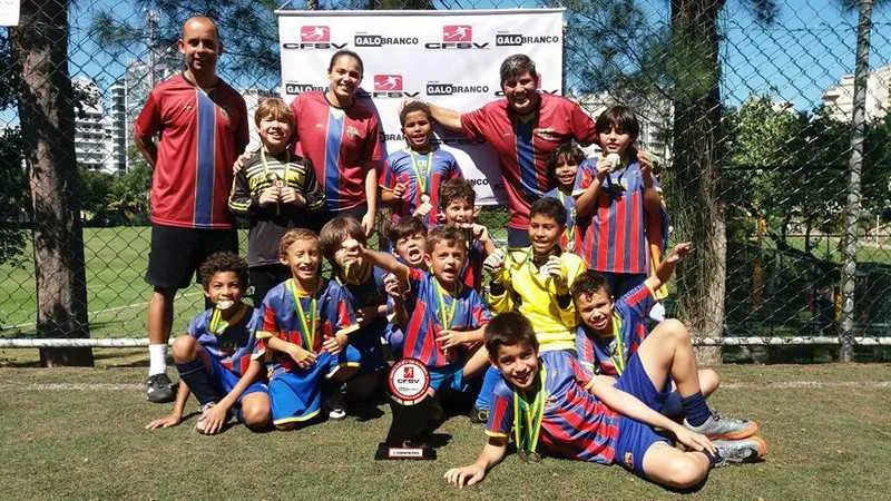 Imagem ilustrativa da imagem Escolinha de futebol de Niterói organiza financiamento coletivo na internet para jogar torneio internacional