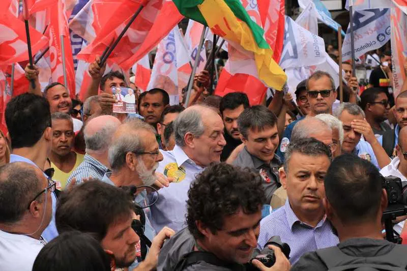  O candidato a presidente pelo PDT foi recebido por militantes do partido no centro da cidade