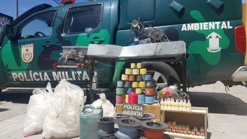 Ele e o material foram levados para a 126ª DP (Cabo Frio), onde a ocorrência foi registrada.

