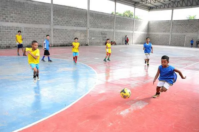 Entre as oportunidades estão as aulas de futebol, destinadas a crianças, jovens e adolescentes