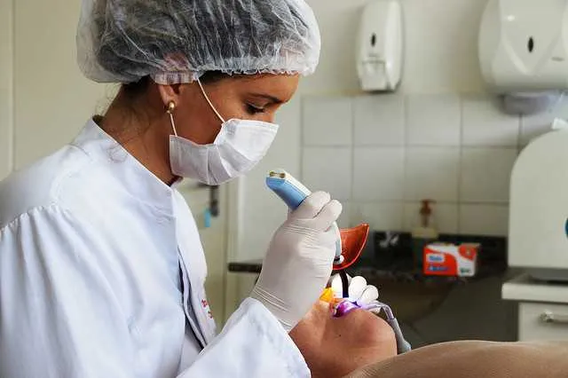 Entre os serviços oferecidos estão: clínica geral, cirurgia oral menor e odontopediatria
