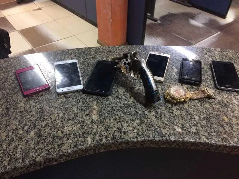 >> Foram apreendidos seis celulares, um revólver e um relógio