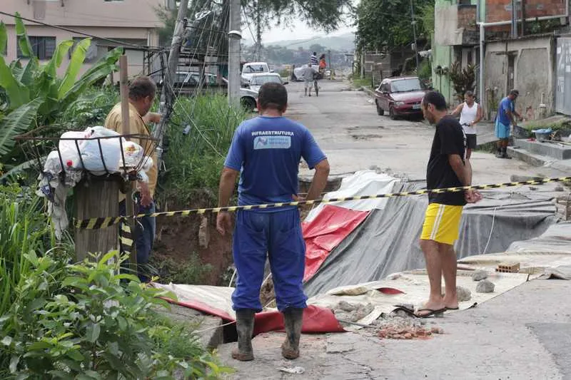>> As fortes chuvas da semana passada abriram uma cratera na Rua Maurício Rachid, no Colubandê
