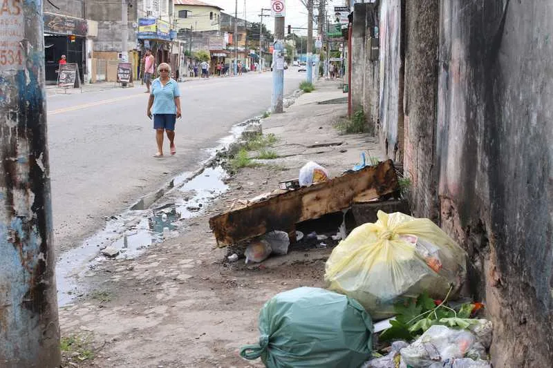 Vizinhança não se conforma com os constantes vazamentos de água próximo a suas casas