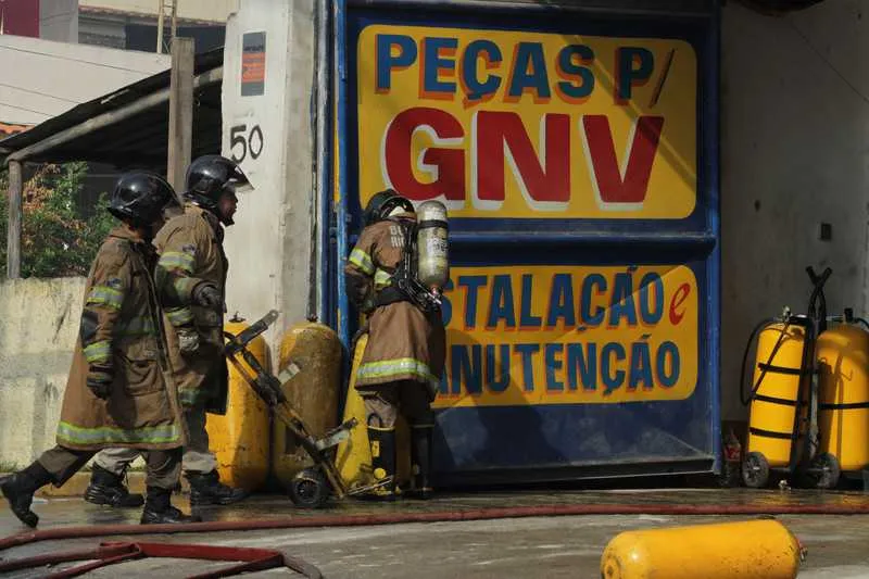  Cilindro de gás natural veicular incendiou loja na Rua Felinto de Macedo, em Jardim Alcântara, na manhã de sábado