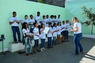 Alunos com idades entre 7 e 14 anos podem participar das aulas de canto e de instrumentos