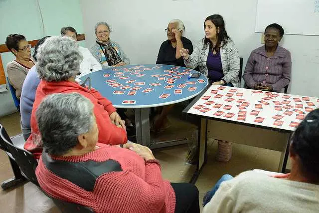 O projeto possui um ambulatório multidimensional, prestando assistência interdisciplinar à pessoa idosa