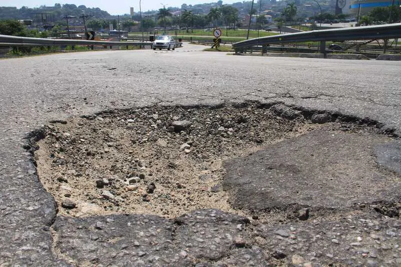 As crateras deixam os motoristas expostos a acidentes e podem destruir suspensão dos carros