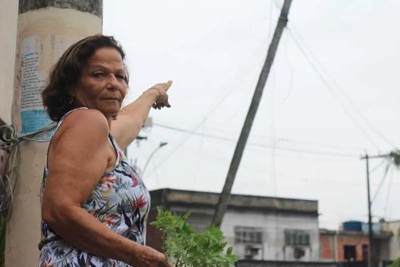 >> Moradores dizem que poste só não caiu por causa da fiação