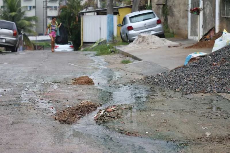 >> Moradores da Rua Alberto de Oliveira, no Colubandê voltaram a sofrer com o vazamento de esgoto