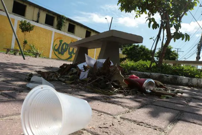 Além do lixo, um dos problemas no local é o estacionamento irregular de motocicletas
