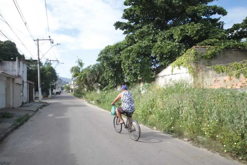 Mato está alto e deixa os moradores da rua apreensivos, já que também falta iluminação