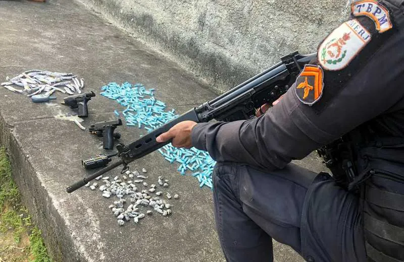 Durante a ação, foram apreendidas drogas e duas pistolas