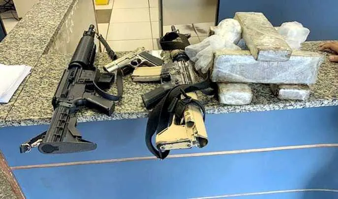 Além das armas de fogo, a PM ainda apreendeu cinco quilos de maconha