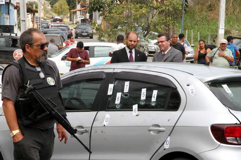 Atentado ao coronel Ivanir Linhares Filho e ao sargento Luíz Carvalho Silva aconteceu em plena luz do dia, em área de grande movimento no centro de Maricá   