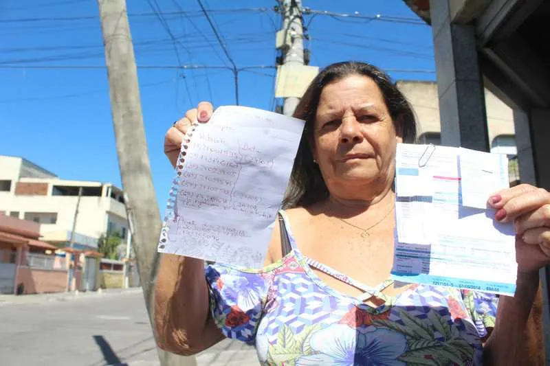 Poste de cimento foi colocado sem retirar o ‘podre’ de madeira