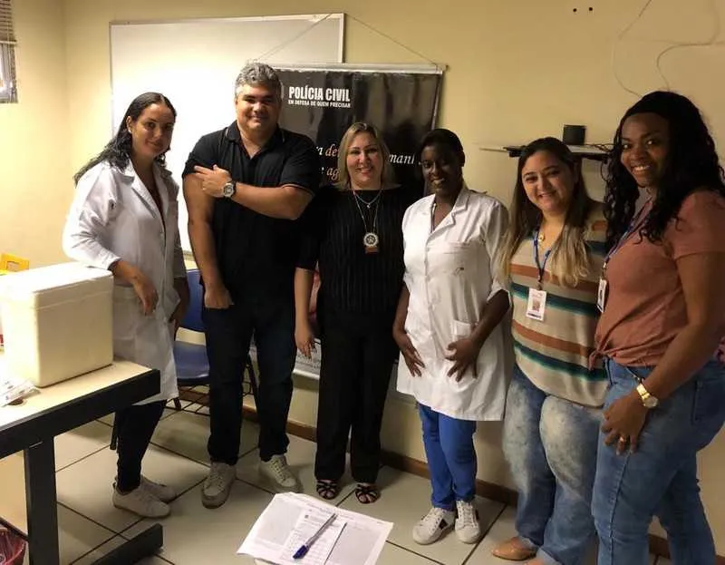 Uma equipe da saúde esteve nas especializadas e imunizaram mais de 40 funcionários dos órgãos
