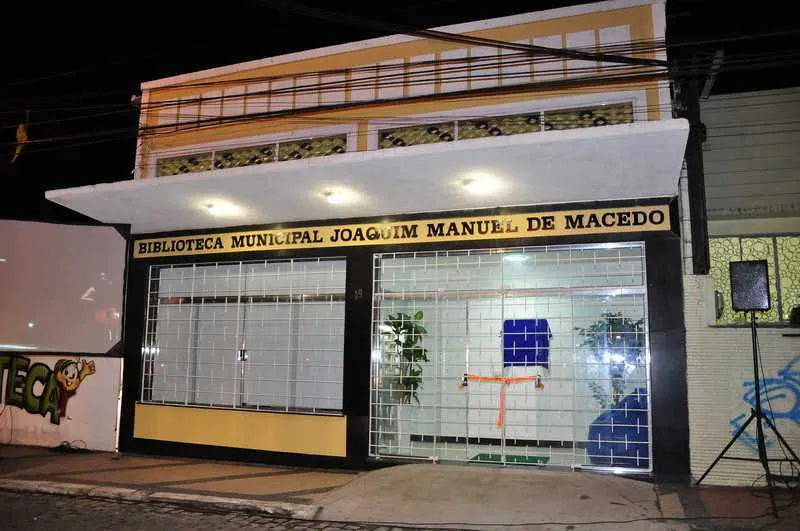 Biblioteca Joaquim Manuel de Macedo fica na Praça Marechal Floriano Peixoto, 39, no Centro