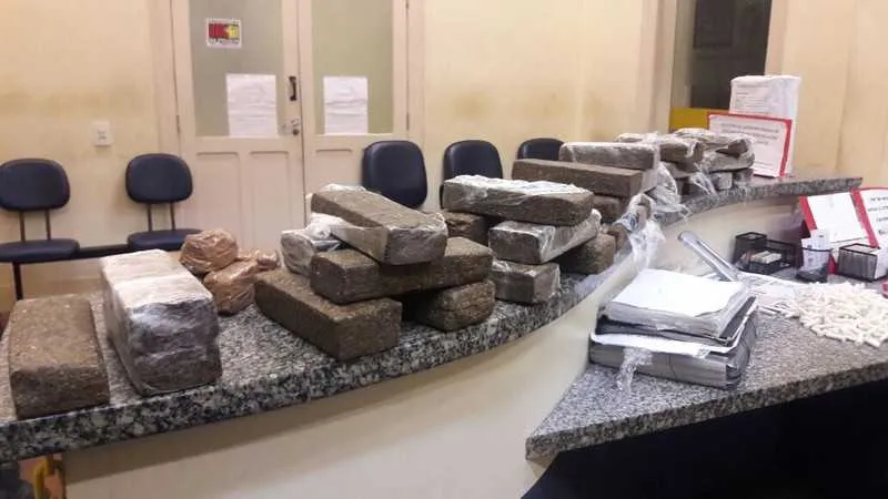 PMs apreenderam droga que havia chegado de favela do Rio