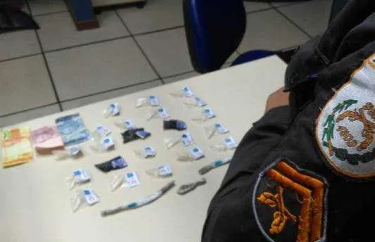 Mulher foi encaminhada para a 127ª DP (Armação dos Búzios) e autuada por tráfico de drogas.