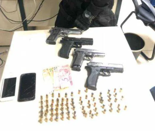 Munições também foram apreendidas pelos policiais