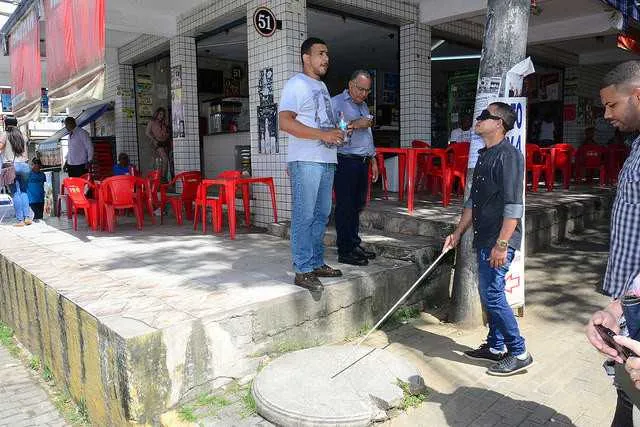 Representantes do Executivo percorreram ruas com olhos vendados para terem noção dos problemas