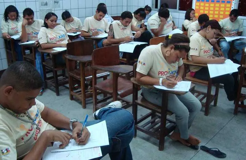 São oferecidas 400 vagas para jovens com idade de 18 a 29 anos