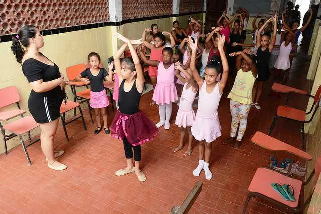 Em Porto das Caixas, as aulas de balé clássico são ministradas na associação de moradores