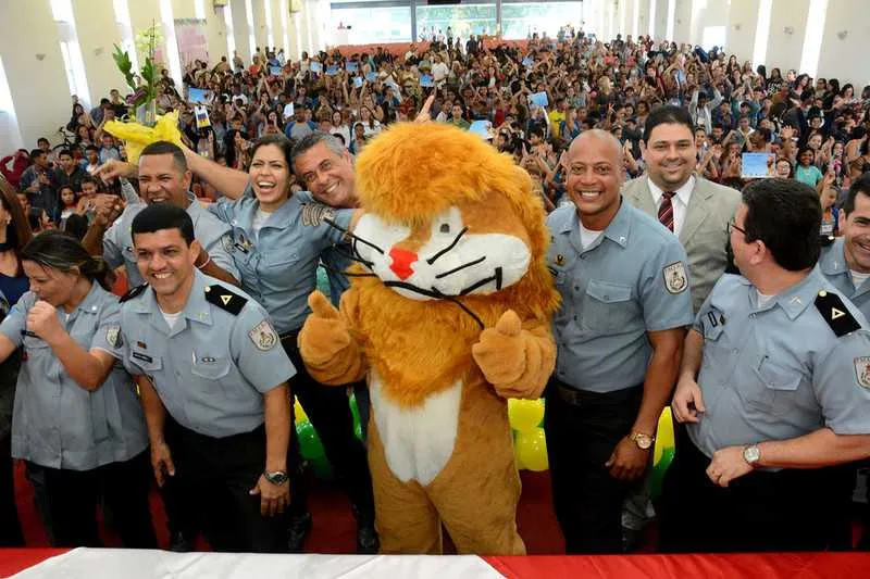 Os policias instrutores participaram da formatura  das crianças, que lotou a igreja no Centro