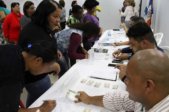 A cerimônia de entrega das carteiras foi realizada no Shopping Itaboraí Plaza na última semana