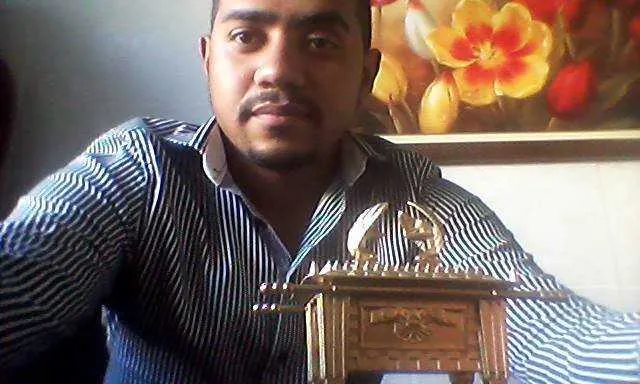  Encontrado morto no final da última quinta-feira no Portão do Rosa, em São Gonçalo, o pastor (no deetalhe) foi sepultado na manhã de ontem no Cemitério de S. Miguel