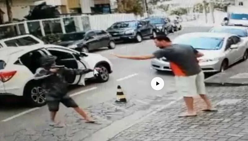 O menor aborda o pai, que havia acabado de sair de uma padaria com a mulher e dois filhos