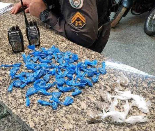 Com o suspeito, foram apreendidas 59 buchas de maconha e dois rádios transmissores