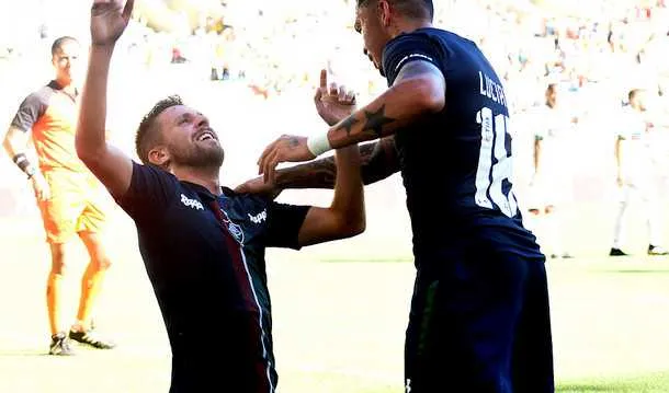 Ezequiel abriu o placar para o Flu aos 13 minutos do 1º tempo 