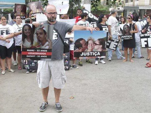 Estilista Beto Neves, que é familiar das vítimas, pede justiça em julgamento do Salim