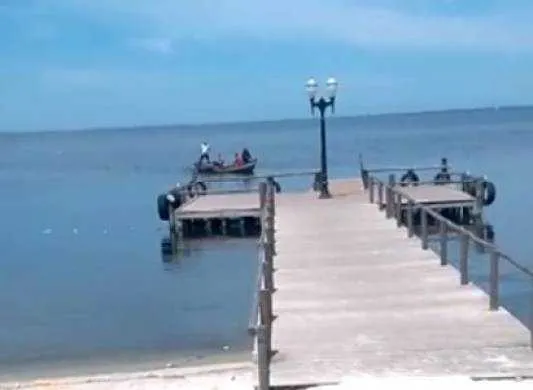 Uma embarcação de pesca foi utilizada pelos policiais para prender o suspeito