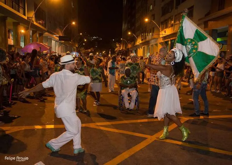 ‘Verde e Branca’ de Niterói realizou ensaios na Avenida Amaral Peixoto, no Centro da cidade, no mesmo lugar onde sagrou-se campeã do carnaval niteroiense, em 1979. O desfile deste ano histórico para escola será relembrado no samba-enredo ‘Igbá Cubango - a alma das coisas e a arte dos milagres’ que também retrata objetos que conectam os devotos com sua religiosidade