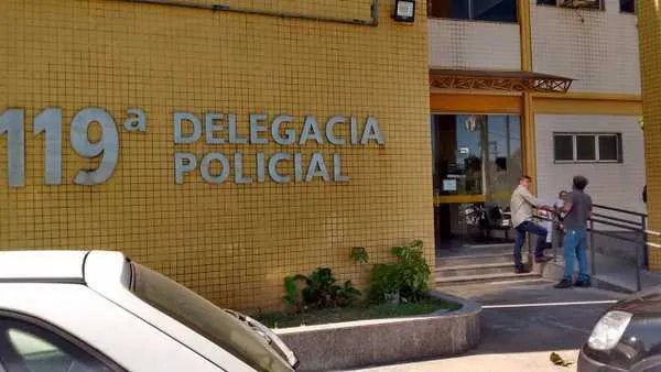 Juntos com os homens, foram apreendidos um revólver calibre 38 