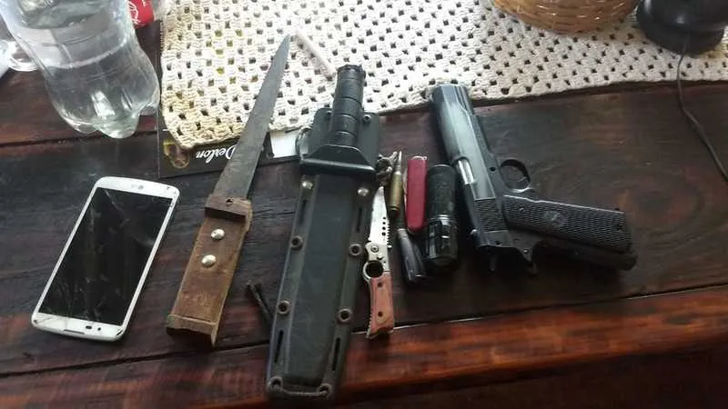 Com o homem, foram apreendidos um simulacro de pistola, uma munição de fuzil e facas