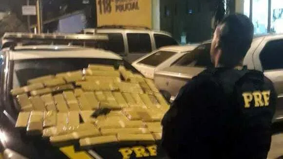 Imagem ilustrativa da imagem PRF apreende 50 quilos de maconha que seria distribuída na Região dos Lagos