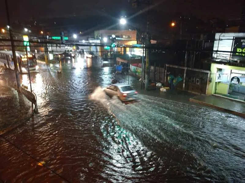 Motoristas se arriscavam pela Avenida Paula Lemos, no Mutuá