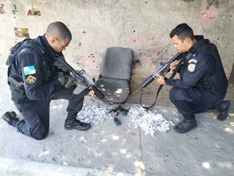 Dois baleados e um preso na comunidade do Menino de Deus