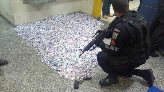 Ainda segundo a Polícia Militar, todo o material aprendido foi levado para a 126ª DP (Cabo Frio).