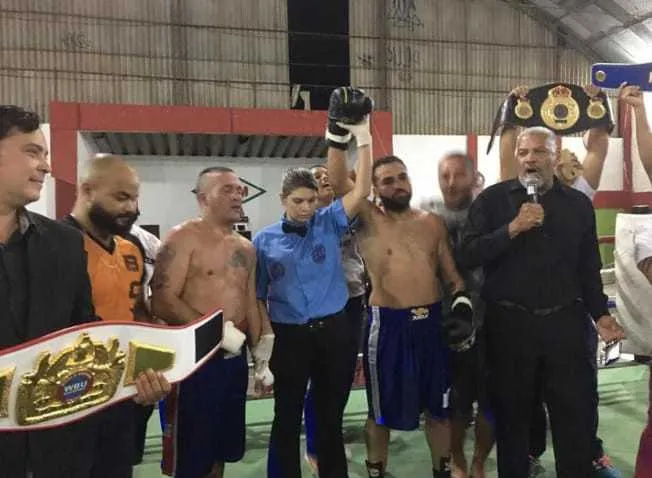 Luta foi equilibrada e terminou quando o portenho lesionou o ombro direito no quinto round