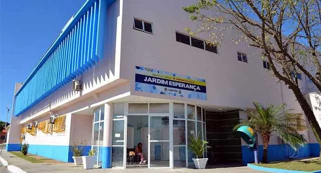 Segundo a Polícia Militar, o jovem e o pai foram rendidos por bandidos em um ponto de ônibus próximo de casa